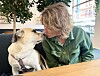Hunden Bobbi är självklart med under intervjun.