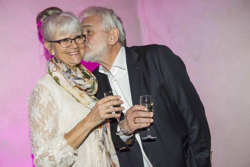”Vi är rätt romantiska båda två, lite som Lady och Lufsen och bra på att förklara våra känslor för varandra”, säger Hasse, som här ger sin Monica en puss på Melodifestivalen 2014. ”Vi är rätt romantiska båda två, lite som Lady och Lufsen och bra på att förklara våra känslor för varandra”, säger Hasse, som här ger sin Monica en puss på Melodifestivalen 2014.