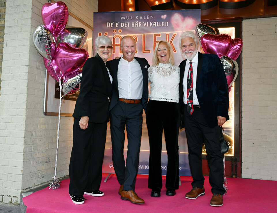 Monica och Hasse med Lasse Holm och Ingela ”Pling” Forsman på premiär av musikalen De’ e’ det här vi kallar kärlek som Monica och ”Pling” skrivit manus till. Monica och Hasse med Lasse Holm och Ingela ”Pling” Forsman på premiär av musikalen De’ e’ det här vi kallar kärlek som Monica och ”Pling” skrivit manus till.
