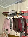 Lena säljer sina kläder på olika marknader runt om i Sverige, nu ska hon även satsa mer på att utveckla hemsidan och sin webbshop.