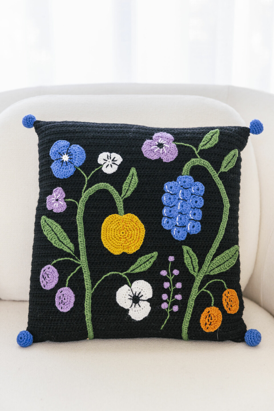Du broderar blommorna och bären för sig och syr sedan fast dem på kudden. Du broderar blommorna och bären för sig och syr sedan fast dem på kudden.