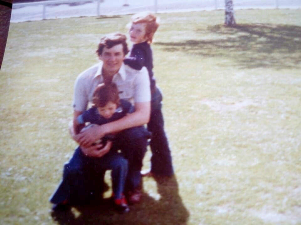 Al med sin pappa och syster. Al med sin pappa och syster.