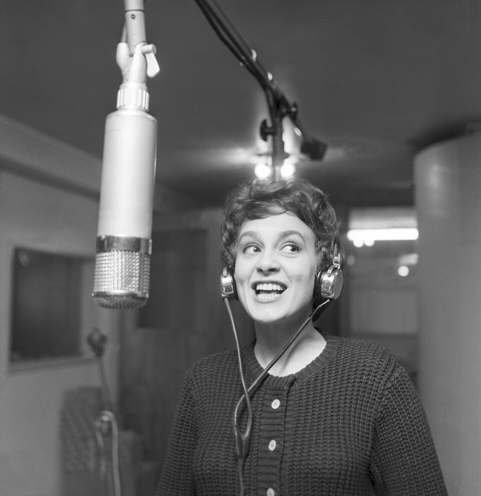 Året är 1955 och Siw Malmkvist står i skivbolaget Metronomes musikstudio efter att ha vunnit musiktävlingen Flugan, som arrangerades av tidningen Veckorevyn. Första priset var en skivinspelning och resultatet blev Siws första singel Tweedle dee. Resten är, som de säger, historia. Året är 1955 och Siw Malmkvist står i skivbolaget Metronomes musikstudio efter att ha vunnit musiktävlingen Flugan, som arrangerades av tidningen Veckorevyn. Första priset var en skivinspelning och resultatet blev Siws första singel Tweedle dee. Resten är, som de säger, historia.