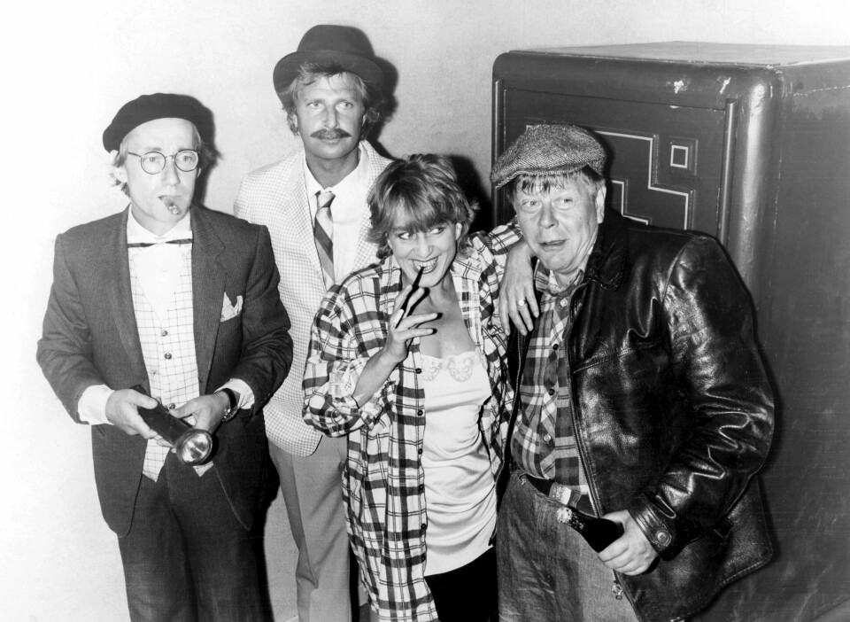 Gösta Ekman, Ulf Brunnberg, Siw Malmkvist och Nils Brandt i rollerna under inspelning av filmen Varning för Jönssonligan 1981. Siw gjorde rollen som Eivor, fru till Nils Brandts karaktär Rocky. Gösta Ekman, Ulf Brunnberg, Siw Malmkvist och Nils Brandt i rollerna under inspelning av filmen Varning för Jönssonligan 1981. Siw gjorde rollen som Eivor, fru till Nils Brandts karaktär Rocky.
