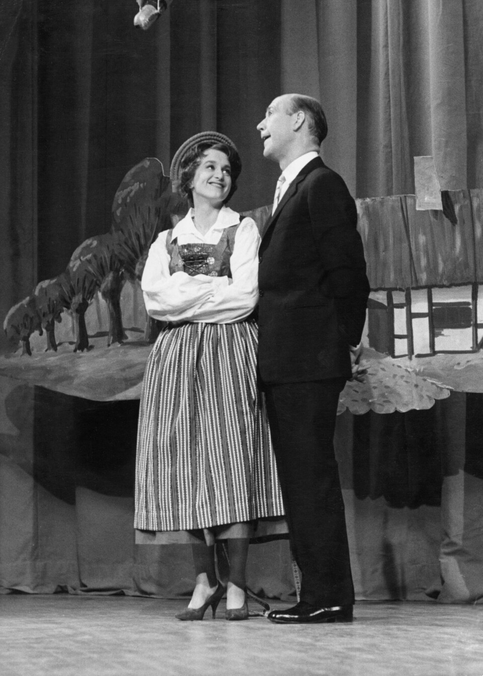 Värdinnan Siw Malmkvist och programledaren Lennart Hyland under en sändning av det populära tv-programmet Stora Famnen 1959. Värdinnan Siw Malmkvist och programledaren Lennart Hyland under en sändning av det populära tv-programmet Stora Famnen 1959.