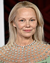 Less is more är vackra Pamela Anderssons nya devis, tvärtemot samtidens författarporträtt.