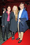 Här syns Alba August med sina kända föräldrar, Pernilla August och Bille August på en biopremiär 2013.
