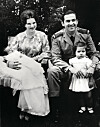 Anne-Marie, Konstantin och lilla prinsessan Alexia, 2, visar upp familjens nytillskott kronprins Pavlos, en vecka gammal.