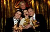 Succé på Guldbaggegalan 2004! Filmen Fyra nyanser av brunt gav Robert en guldbagge för bästa manliga huvudroll. Här med Tomas Alfredson, Ulf Brunnberg och Maria Kulle som också prisades för sina arbeten med filmen.