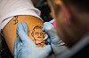 Tegnell blir tatuering i april 2020.
