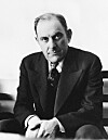 Victor Lustig lurade skrothandlare att Eiffeltornet skulle rivas och att delarna var till salu.