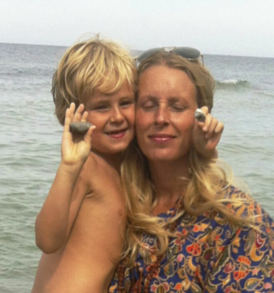 Theo finns med Tove varje dag. Hon pratar med honom, men hon kan också känna hans närvaro hos sig. Theo finns med Tove varje dag. Hon pratar med honom, men hon kan också känna hans närvaro hos sig.