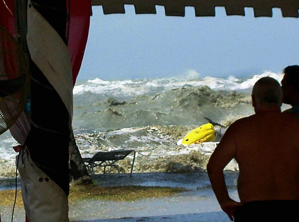 Jordbävningen i Indiska oceanen 2004 orsakade vågor så höga som 12 meter på sina håll. Drygt 220 000 personer dog, siffran är inte helt klarlagd. Jordbävningen i Indiska oceanen 2004 orsakade vågor så höga som 12 meter på sina håll. Drygt 220 000 personer dog, siffran är inte helt klarlagd.