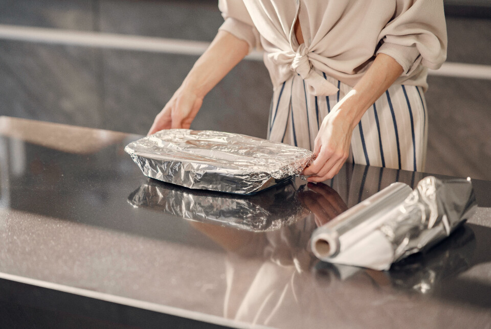 Förvaring i kärl med aluminiumbeläggning, eller aluminiumfolie över andra typer av matlagningskärl, är vanliga sätt att förvara mat i kylen efter tillagning. Förvaring i kärl med aluminiumbeläggning, eller aluminiumfolie över andra typer av matlagningskärl, är vanliga sätt att förvara mat i kylen efter tillagning.