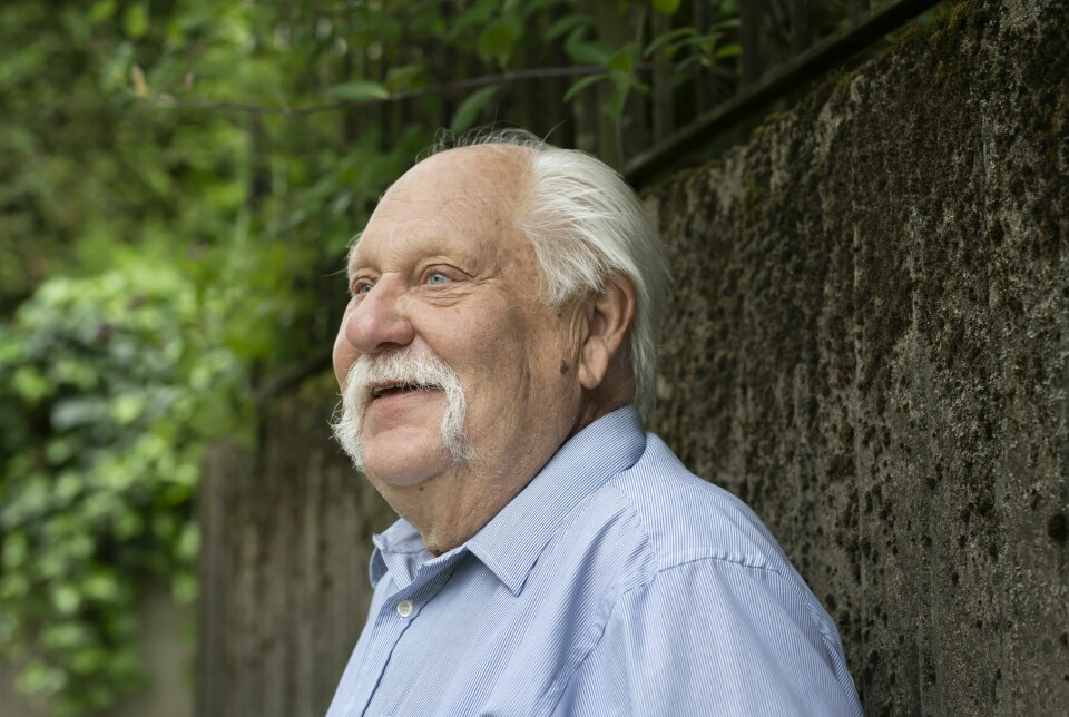 Ingvar ser till att hålla sig
sysselsatt även när han inte är ute på långresor. Dagsturerna och teaterresorna duggar tätt och hemma i Göteborg går
han ofta på lunchteater. Ingvar ser till att hålla sig
sysselsatt även när han inte är ute på långresor. Dagsturerna och teaterresorna duggar tätt och hemma i Göteborg går
han ofta på lunchteater.