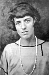 23 år gammal och fortfarande inte utgiven. Enid Bytons första utgivning var en samling dikter, Child whispers, som kom 1922, när hon var 25 år.