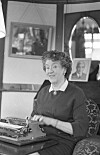 Författaren Enid Blyton unnade sig sin första skrivmaskin som 32-åring. Fram tills dess hade hon skrivit alla böcker för hand.
