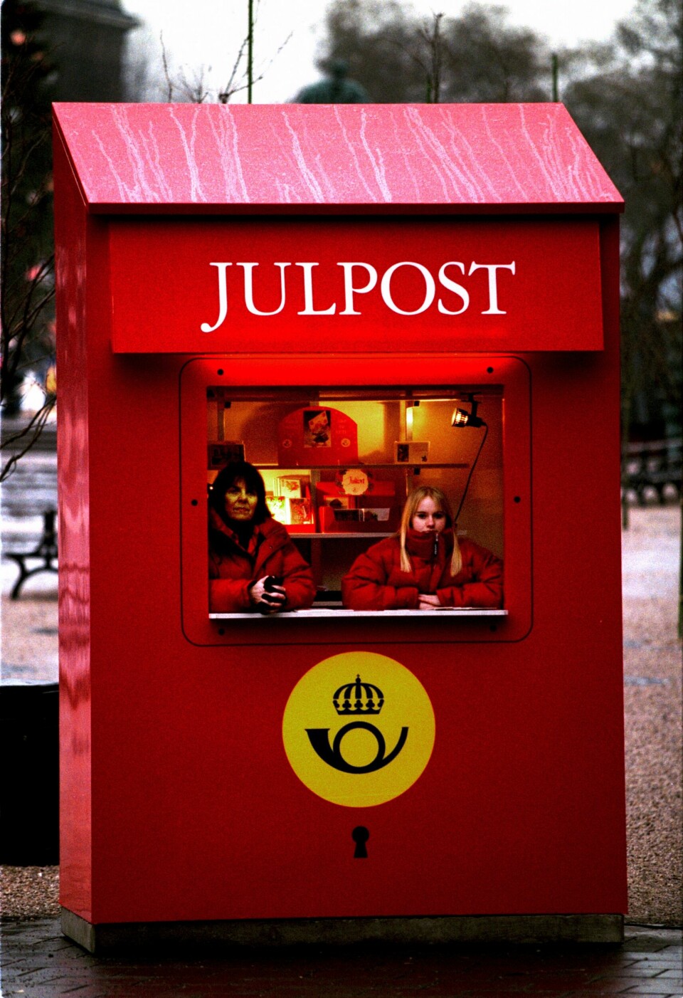 Här sålde posten julkort och frimärken i en jättestor brevlåda i Kungsträdgården, Stockholm, 1998. Här sålde posten julkort och frimärken i en jättestor brevlåda i Kungsträdgården, Stockholm, 1998.