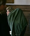 Gärningsmannen dömdes till 10 års fängelse för mord och stöld. Han är i dag en fri man. I bakgrunden från bilden från tingsrättsförhandlingarna skymtas hans advokat Kerstin Koorti.