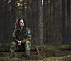 Under pandemin passade Nina på att göra Försvarsmaktens militära grundutbildning och kan i dag hantera ett vapen.