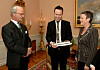 Roger Lundgren överlämnar boken om kungens mor Sibylla till kungen själv, ihop med Eva Bonnier.