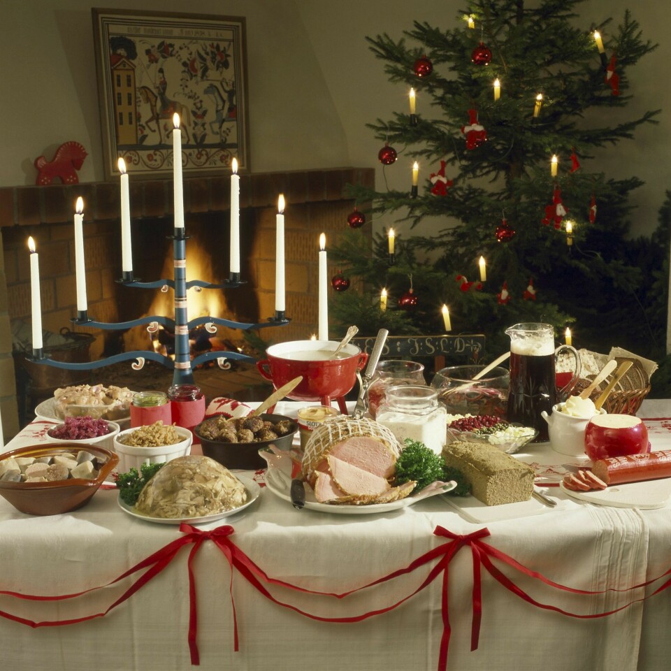 Julskinkan toppar ofta listan med vad som är viktigast för svensken på julbordet. Fläsk har vi ätit vid jul i långa tider, men den klassiska julskinkan blev populär först mot slutet av 1800-talet. Julskinkan toppar ofta listan med vad som är viktigast för svensken på julbordet. Fläsk har vi ätit vid jul i långa tider, men den klassiska julskinkan blev populär först mot slutet av 1800-talet.