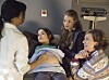 Allison Janney (t.h.) spelar Junos styvmor Brenda. Juno (i mitten) spelas av Elliot Page.