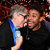 John och mamma Jane firar att han går vidare till final efter Melodi­festivalens sista deltävling 2019, en final han sedan vann.