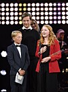 ”Ellen har talang”, säger Olle om sin dotter som redan varit med i flera produktioner. Här i rött vid Kristallengalan 2022 när LasseMajas detektivbyrå som hon var med i belönades.