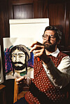 Bengt Arne Runnerström, som illustrerade julkalendern Marias barn, visar upp sin bild av Jesus.