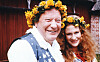 Carl-Gustaf Lindstedt och Claire Wikholm spelade par i Broster, Broster! Här syns de fira midsommar... Julkalendern fick också kritik för att inte vara tillräckligt ”julig”.