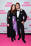 Dagen efter att den här bilden togs på Stockholmspremiären för Ring mamma! föddes Sannas andra son. Här är hon fotad med artisten och bloggaren Viktor Frisk.