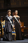 Drottning Silvia och kronprinsessan Victoria vid Nobelprisutdelningen i Konserthuset i Stockholm.