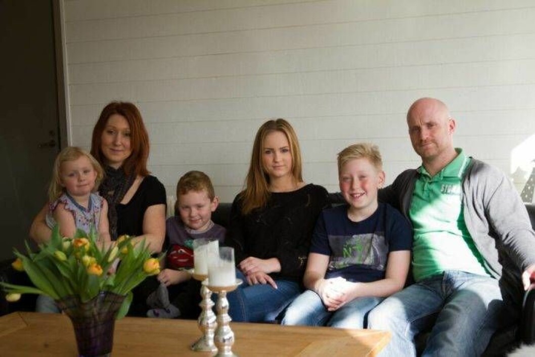 Efter de tunga åren är vardagen tillbaka hos familjen. Fr v Li, Lindha, Hilmer, Smilla, Leo och Tim. Foto: Privat Hela familjen samlad med Li, Lindha, Hilmer, Smilla, Leo och Tim