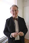 Richard Tellström känner vi igen från SVT- programmen Historieätarna och Landet brunsås.