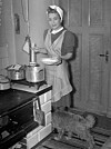 En hemmafru lagar soppa i sitt kök i Göteborg 1943.