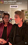 Katrins komiska filmer tar ofta upp vardagsfenomen, som här när Magnus och hon inte kan höra varandra eftersom båda har lurar i öronen.