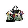 Väskan med Svenskt Tenn-mönstret ritat av Josef Frank på 1940-talet har bärhandtag i läder med sprint i trä. Runt 44 cm lång blir den en perfekt liten kompis på stan. Högsta bud blev 750 kr på Auktionshuset Gomér & Andersson.