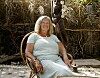 Lena Millinger vid sitt hus i Senegal.