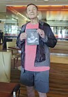 Ivan på sin 90-årsdag med boken För det fanns inga barn i Ravensbrück – En berättelse om Gladys och Ivan Neuman som Lena också har översatt till engelska.