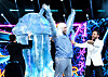 Edvin gömde sig under Maneten i Masked singer.