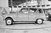 En Renault 4 visas upp i Frankfurt 1961.