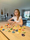 Nellie med gammelfarmor Berits samling. 46 kransar – 46 år av samlande. Imponerande!