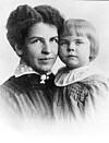 Den verkliga Muminmamman med sitt Mumintroll. Tove Jansson gillade att bygga sina karaktärer på verkliga personer. Hennes mamma Signe ”Ham” Hammarsten-Jansson var troligtvis lika fylld av klokheter som Muminmamman.