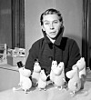 Den första historien om Mumintrollen gavs ut 1945, när Tove Jansson var strax över 30 år. Innan kriget hade hon ägnat sig mer åt måleri.