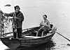 Tove Jansson med sitt livs kärlek Tuulikki Pietilä vid årorna. Hon har gett inspiration till Muminkaraktären Too-Ticki.