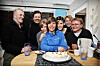 Farfar Bengt, pappa Per-Erik, systrarna Christelle och Cecilia, mamma Lena och moster Berta firar Charlottes sjundeplats i världscup-premiären i Gällivare 2006.
