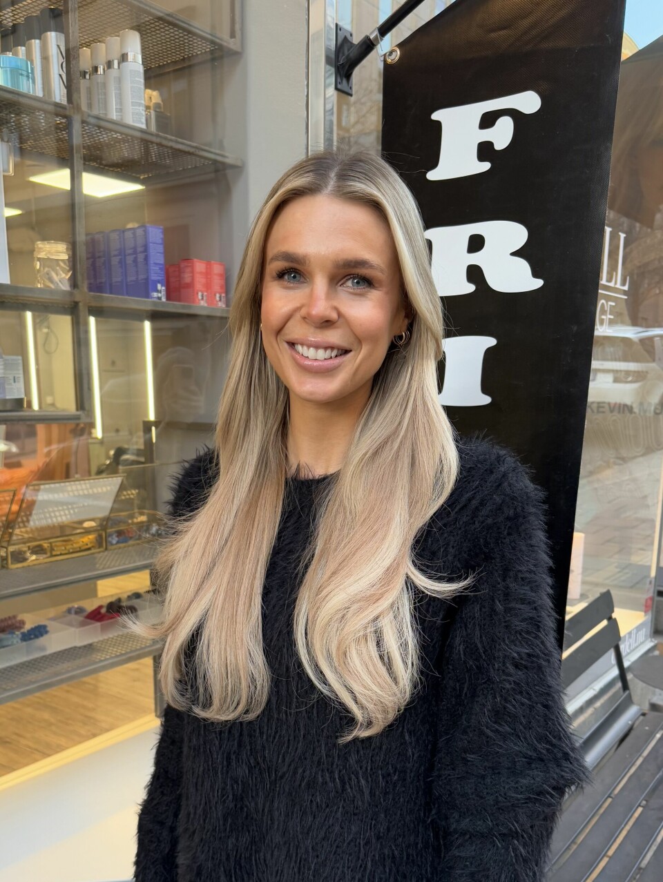 Isa Johansson utanför salongen Cardell Hair Lounge där hon arbetar som frisör och hårstylist. Isa Johansson utanför salongen Cardell Hair Lounge där hon arbetar som frisör och hårstylist.
