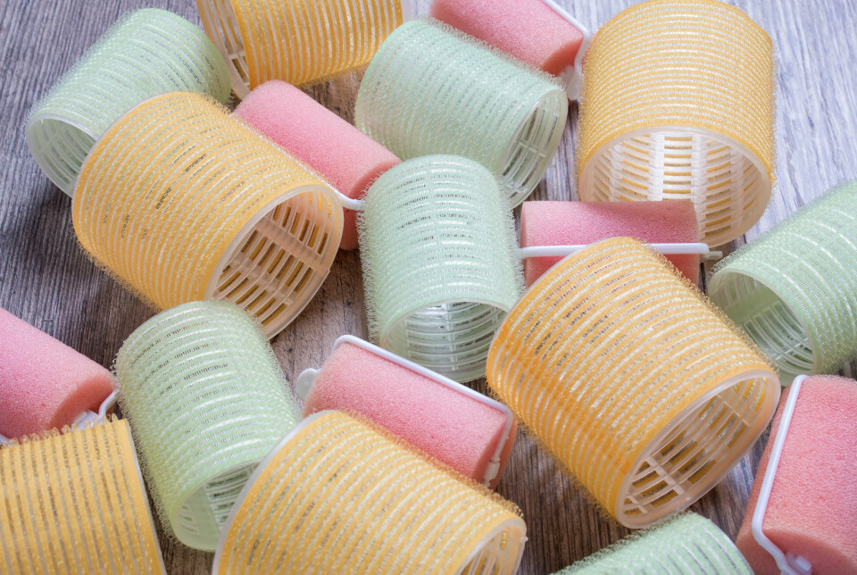 Hårspolar kommer i många olika färger, storlekar och material. Hårspolar kommer i många olika färger, storlekar och material.