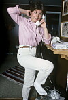 Carola Häggkvist hemma vid sladdtelefonen 1983.